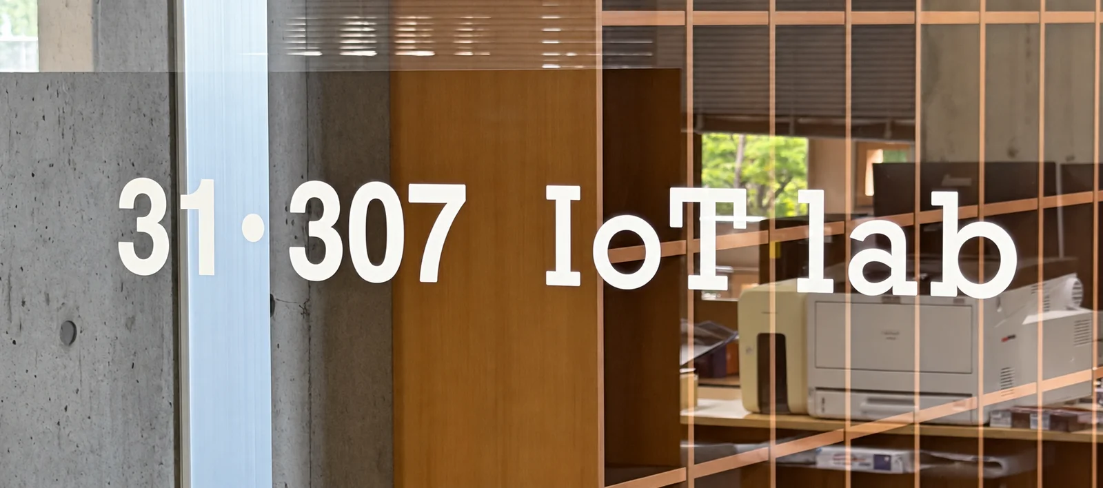 31・307 IoT labと記された研究室の入口